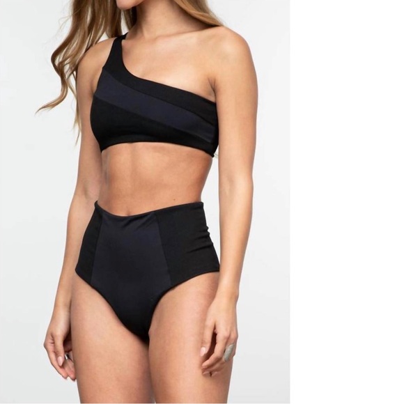 l*space ★ Black One Shoulder Jackie Bikini Set - Picture 15 of 16